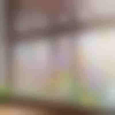 Autocolant floral vibrant pentru fereastră | FLORASTIK